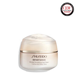 Un pot rond, pot de couleur pêche de crème anti-rides yeux Benefiance de Shiseido. Le pot fermé arbore le nom du produit en anglais et en français.