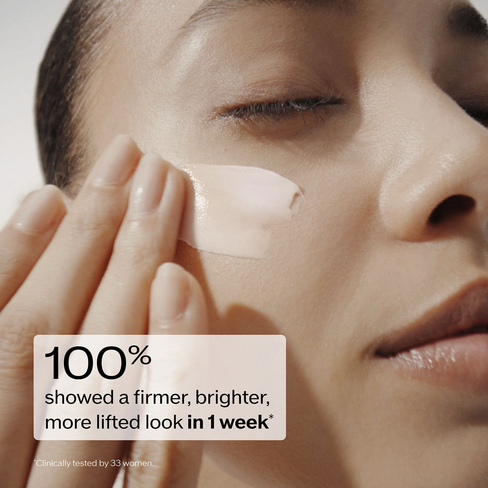 Un pot ouvert de la crème avancée raffermissante et liftante Vital Perfection de Shiseido avec un dégradé allant de l'or au violet. Le couvercle doré se trouve derrière le pot,, laissant apparaître la crème à l'intérieur.