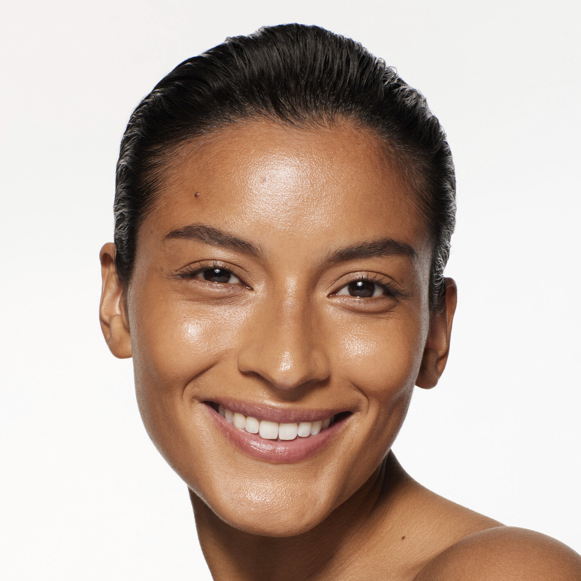 RevitalEssence Skin Glow Foundation - Luminous Coverage
