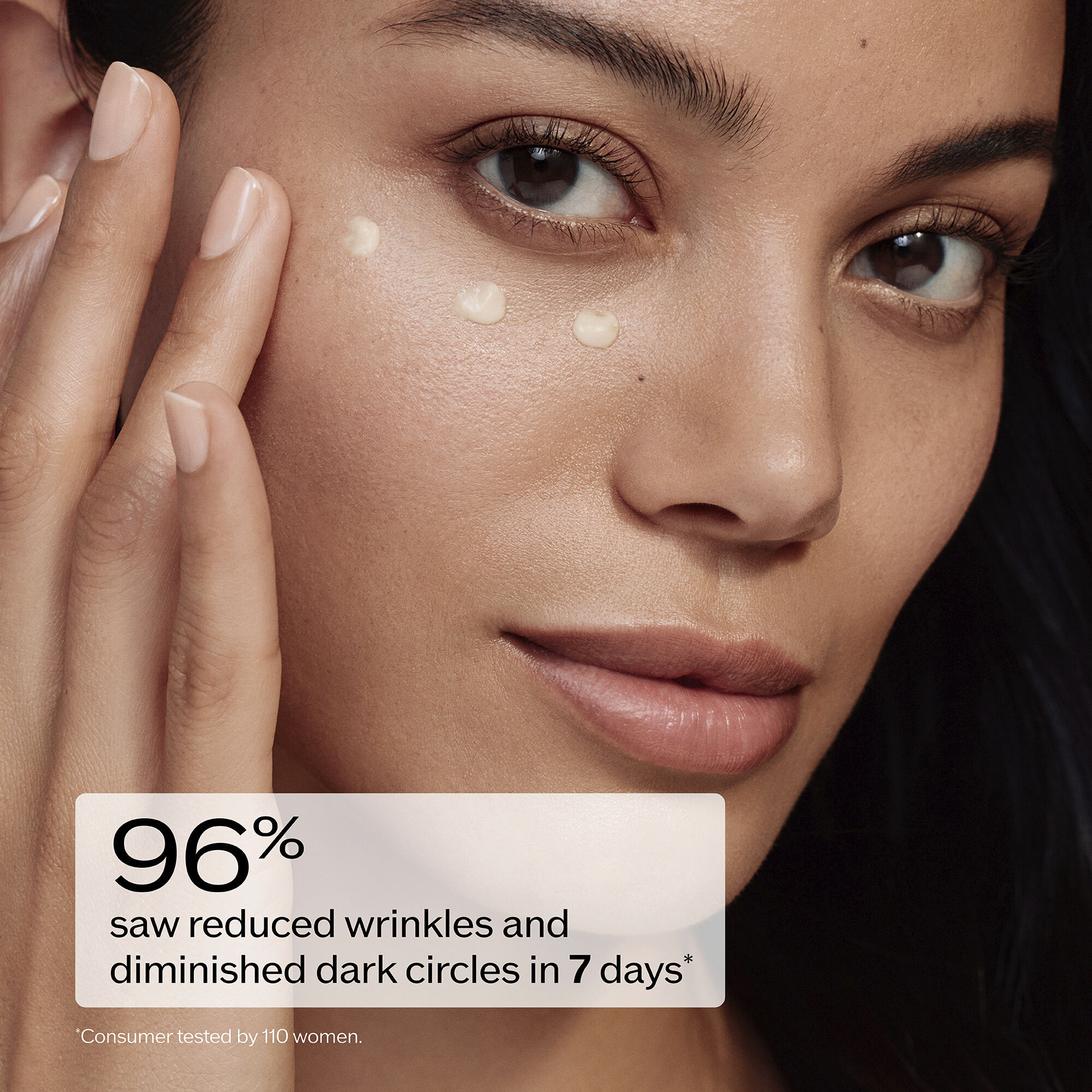 Crème anti-rides yeux Benefiance de Shiseido, présentée dans un pot nacré avec une bande dorée, affichant un sceau rond « Lauréat des CEW Beauty Awards 2024 » dans le coin supérieur droit.