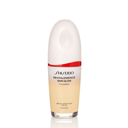 Un flacon ovale du fond de teint Shiseido Revitalessence Skin Glow à FPS 30, dans la nuance 120 Ivoire. L’étiquette est blanche avec une touche de rouge. Le texte de l’étiquette donne le titre du produit, et la protection d’écran solaire.